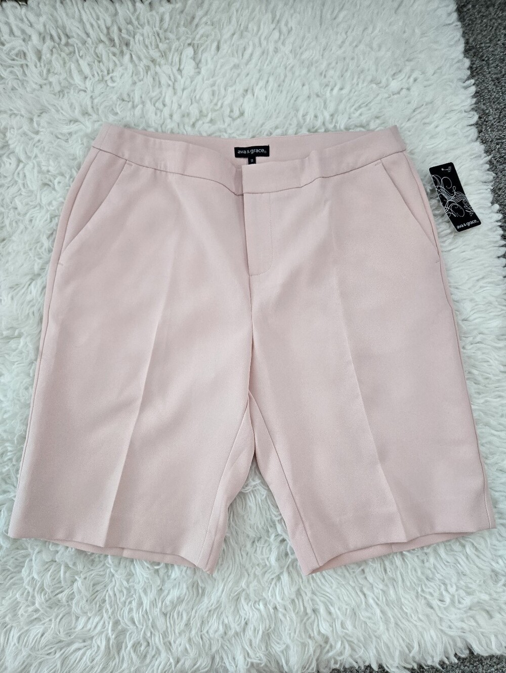 Ava & Grace pink pleated bermuda trouser shorts. Size medium. New.